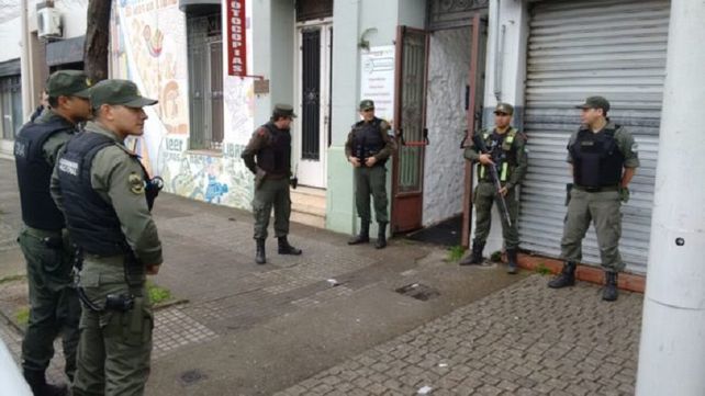 En Villa Constitución. Gendarmería allanó una biblioteca donde el grupo investigado se encontraba en pleno seminario de capacitación. En Santa Fe la TOE allanó la vivienda del sindicado cabecilla.&nbsp;