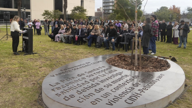 El memorial que recuerda el femicidio de Vanesa Celma en la plaza del Centro de Justicia Penal
