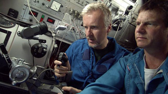 El actor Bill Paxton y James Cameron en el submarino que los llevó hasta los restos del Titanic en 2003 para el documental 