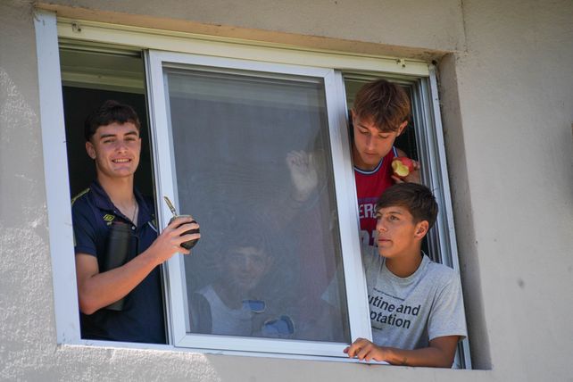 El mate y las sonrisas desde uno de los cuartos.