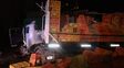 volco un camion en el parque industrial: el conductor quedo atrapado