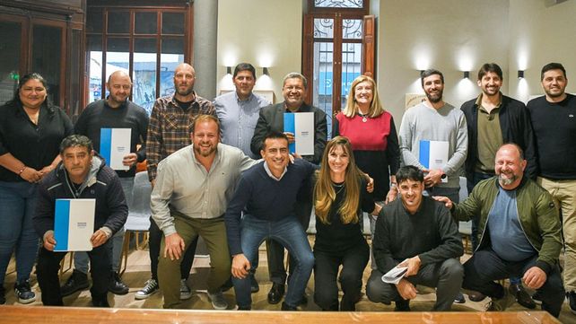 Las obras beneficiarán a 70 familias y abarcan el tendido de 915 metros lineales de cañerías. Rosario Romero destacó el trabajo conjunto con vecinos