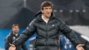Gustavo Costas podría dejar el banco de suplentes de Racing.