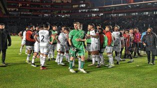 Colón pagó caro un error de su arquero y apenas empató con Chacarita en el debut de Medrán