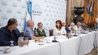 La vicepresidenta Cristina Fernández de Kirchner, junto a los curas villeros en su reaparición pública tras el atentado.&nbsp; 