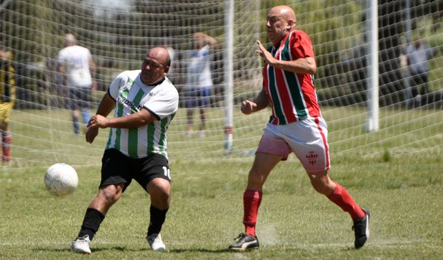 La pelota al 10. La redonda es llevada al pie y metiendo un pique intenso en uno de los duelos de cada sábado en Fisherton.