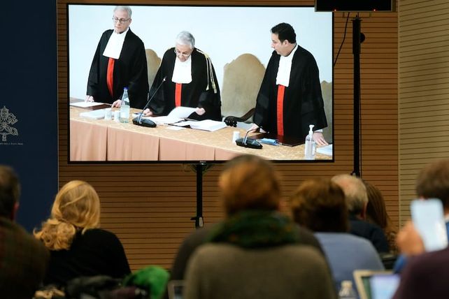Condenaron al cardenal ex número tres del Vaticano a cinco años y medio de prisión