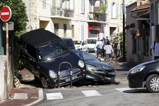 Demoledor. Varios autos apilados en una calle céntrica de Cannes muestran la fuerza de la correntada.