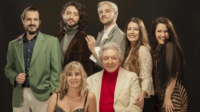 “Infierno blanco”. Aldana Moriconi (primera a la derecha) junto al elenco del musical de Pepe Cibrián Campoy.