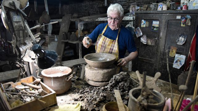 Manos mágicas. Rubén Winkler en plena tarea creativa en su taller.&nbsp;