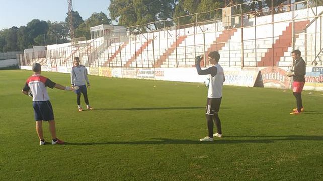 Los arqueros David Correa y Néstor Fernández entrenan con el plantel profesional del Decano