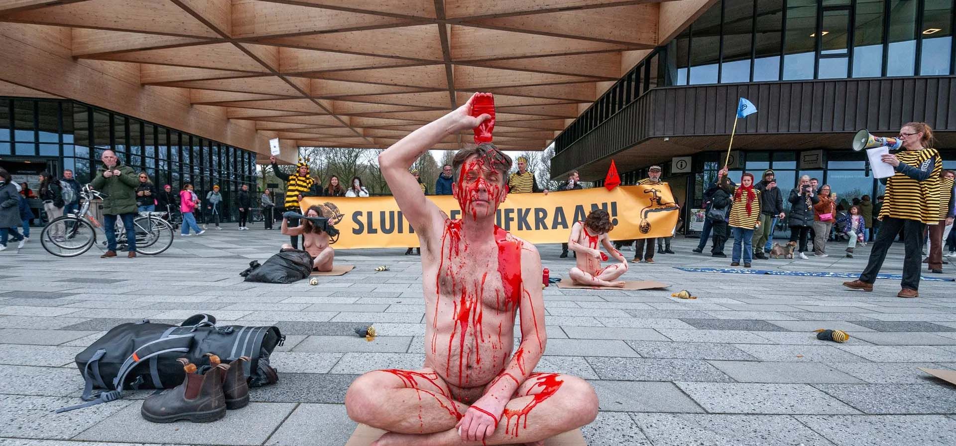 Un activista de Extinction Rebellion, cubierto de sangre falsa, protesta contra el uso de venenos en el cultivo de bulbos de flores durante la inauguración del 75 aniversario de Keukenhof, Lisse, Países Bajos. Fotografía: Charles M Vella/Sopa/Rex/Shutterstock Un activista de Extinction Rebellion, cubierto de sangre falsa, protesta contra el uso de venenos en el cultivo de bulbos de flores durante la inauguración del 75 aniversario de Keukenhof, Lisse, Países Bajos. Fotografía: Charles M Vella/Sopa/Rex/Shutterstock
