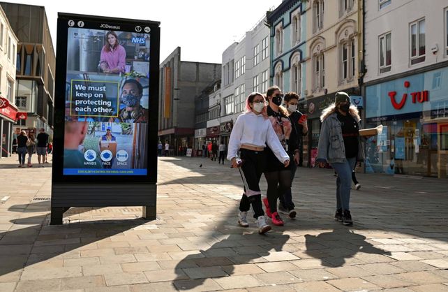 Con 30 millones de casos de coronavirus, algunos vuelven al confinamiento y otros abren las escuelas