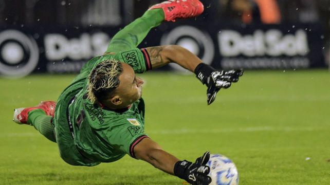 Keylor Navas adivinó el remate de Edinson Cavani