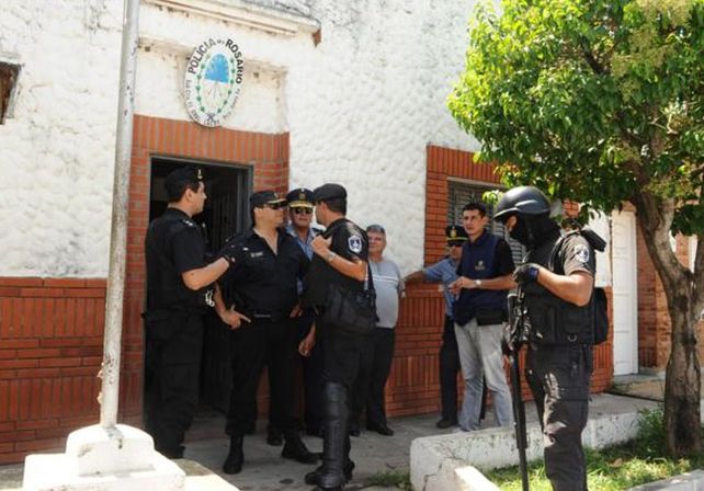 Una banda copó una subcomisaría y asaltó un banco en General Lagos