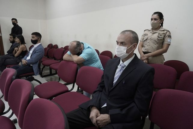 El ex jefe policial Alejandro Druetta escucha el fallo mientras el ex policía Juan Delmastro oculta su rostro tras recibir la sentencia.