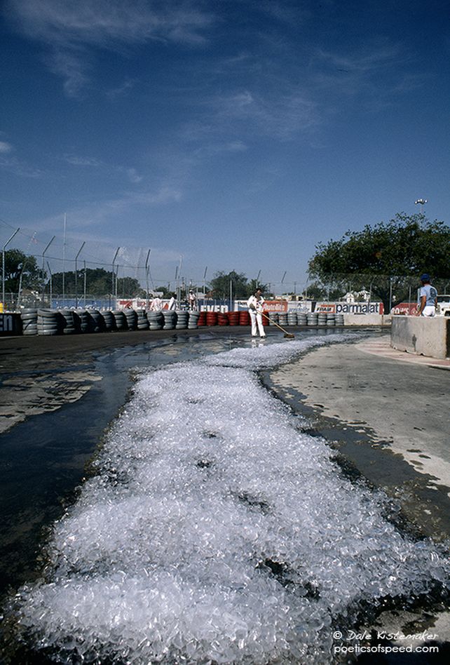 Así se trató el pavimentado restaurado de último, con hielo para tratar de que seque rápido.