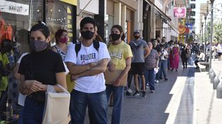 Impresionante fila para buscar trabajo en Santa Fe
