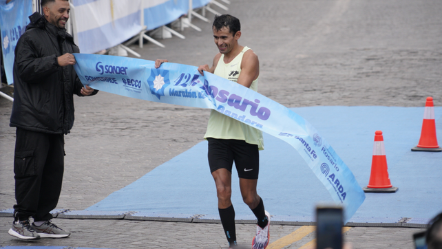 El Tucu Gómez cruza la meta en la primera posición. Ganó el Maratón de la Bandera por segunda vez.