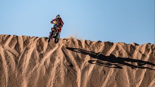 Arenas movedizas. Kevin Benavides hace saltar la KTM en el primer día del Dakar. El salteño defiende el título que ganó pero con Honda.