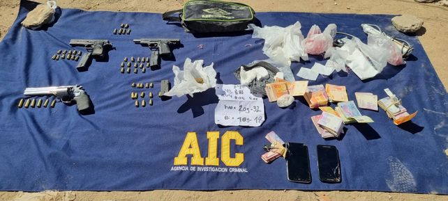 Los sospechosos estaban armados y llevaban un bolso en el que se hallaron drogas