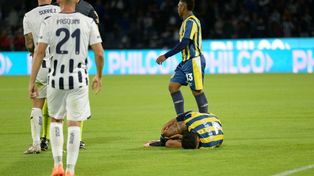 Walter Montoya sufre en el partido ante Talleres, en el que sufrió la lesión. Debió ser reemplazado.