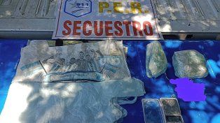 Tuvo que dejar las bolsas con casi 900 gramos de cocaína
