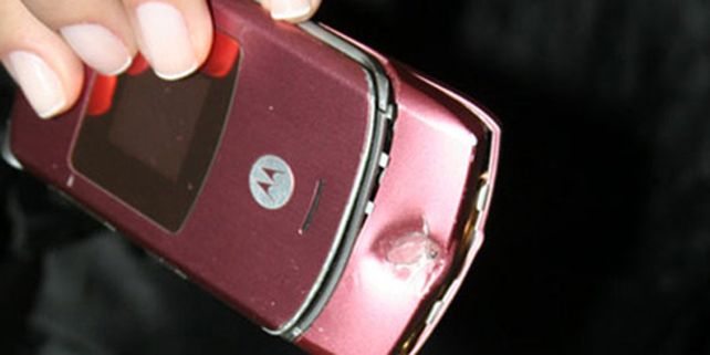 Brasil: le dispararon a una joven pero sali&oacute; ilesa porque la bala peg&oacute; en su celular