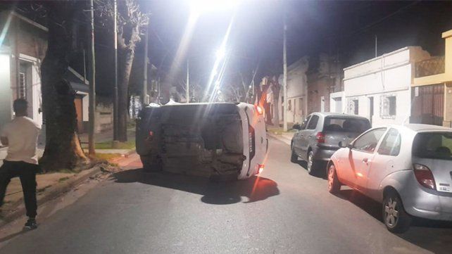 Por mirar el celular, chocó un árbol y volcó