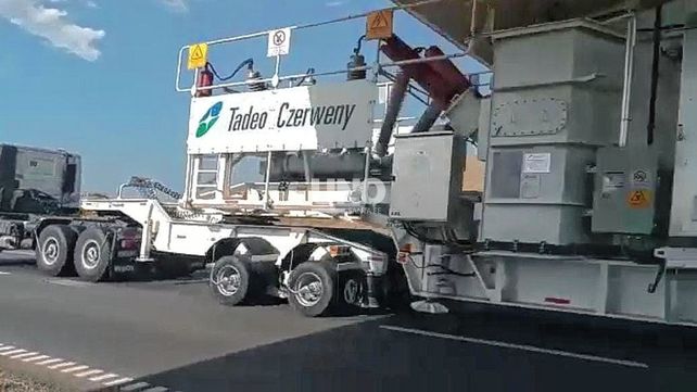 Así trasladan el nuevo transformador a la ciudad de Santa Fe desde la localidad de Ibarlucea.&nbsp;