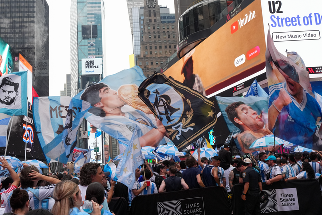 La policía de Nueva York tuvo que reforzar el operativo por el banderazo multitudinario de los argentinos en el Times Square.