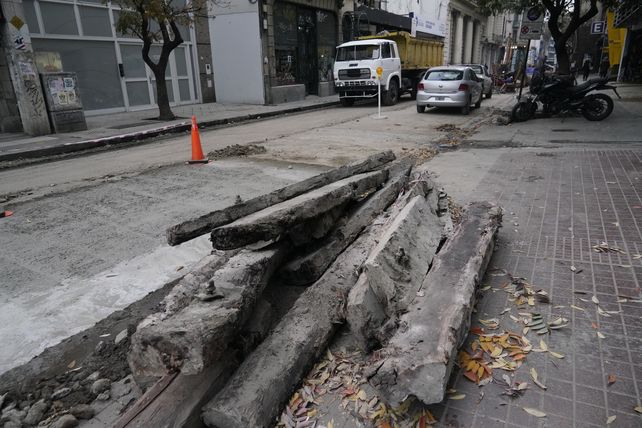 Tesoro oculto. En la cuadra entre Corrientes y Entre Ríos removieron materiales que pertenecían a la vieja red de circulación de tranvías