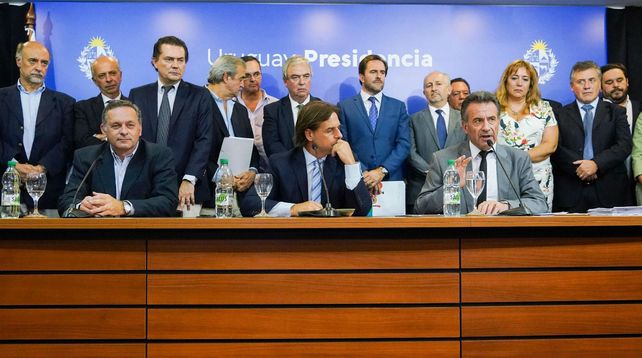 Decisiones. El presidente Luis Lacalle (en el centro) decidió tomar medidas para evitar más contagios.&nbsp;