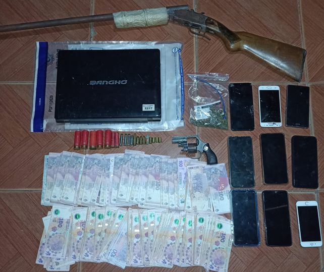 Una parte de los elementos secuestrados en los allanamientos realizados en San Jorge.&nbsp;