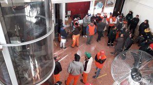 Asamblea: empleados municipales de Crespo reclaman un bono de 100 mil pesos
