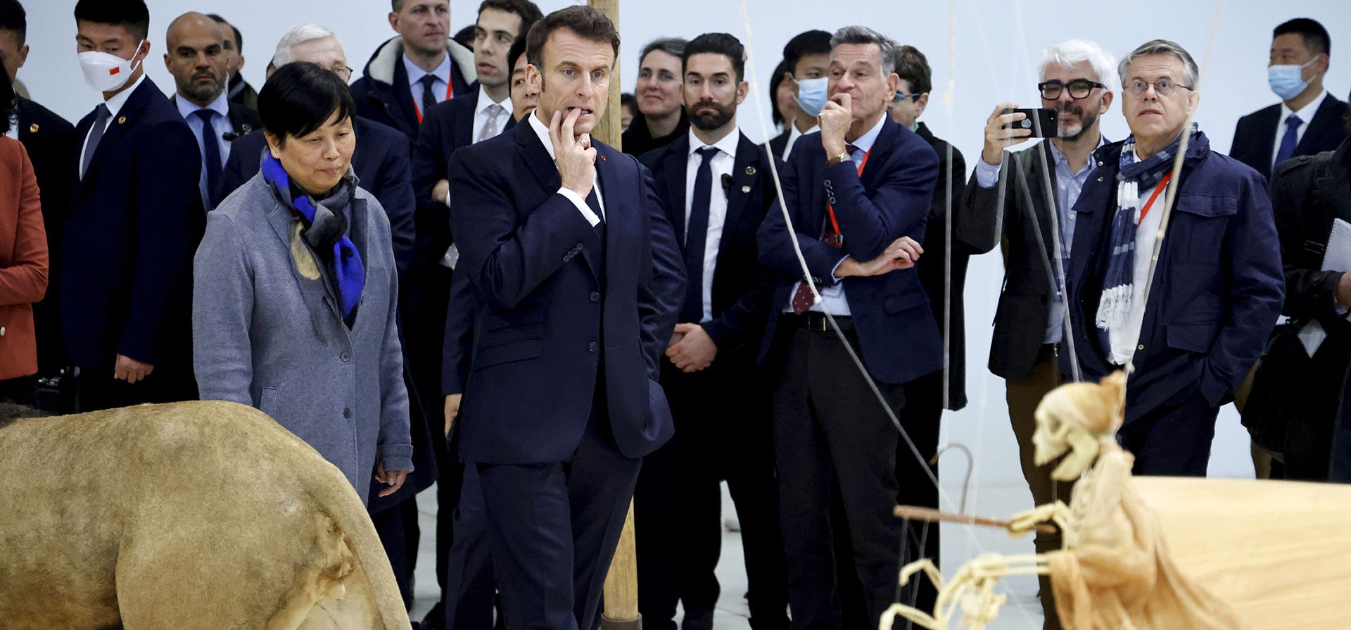 El presidente francés Emmanuel Macron, visita una exhibición en el museo Red Bricks con la ministra de cultura francesa Rima Abdul Malak y artistas chinos en Beijing, el miércoles 5 de abril de 2023. (Lucovic Marin/Pool Photo vía AP)
