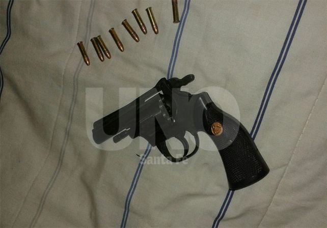 El arma de fuego y los proyectiles secuestrados durante los allanamientos