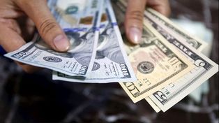 El dólar oficial cerró a $79