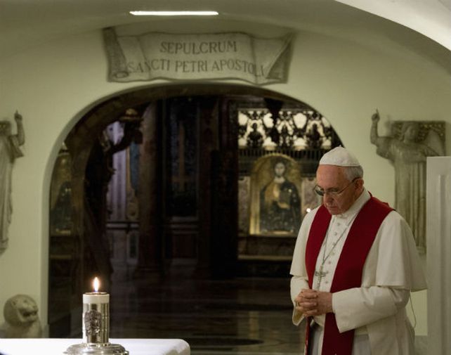 Día de los muertos. El Papa Francisco rezó ayer en las Grutas del Vaticano