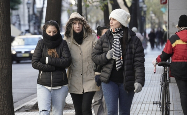 El frío sigue reinando en las calles de Rosario. Los científicos dicen que aflojará.