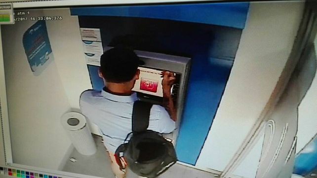 La Policía secuestró un dispositivo para copiar tarjetas de débito en un cajero