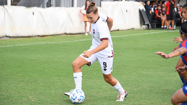 Julieta Lema, delante de Newell's, anotó el empate transitorio en el inicio de la segunda etapa.