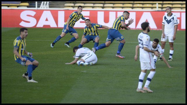 Vecchio ya convirtió en el último minuto del partido y sale a festejar.