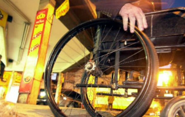Cruel arrebato a un discapacitado que se desplazaba en silla de ruedas rumbo al trabajo