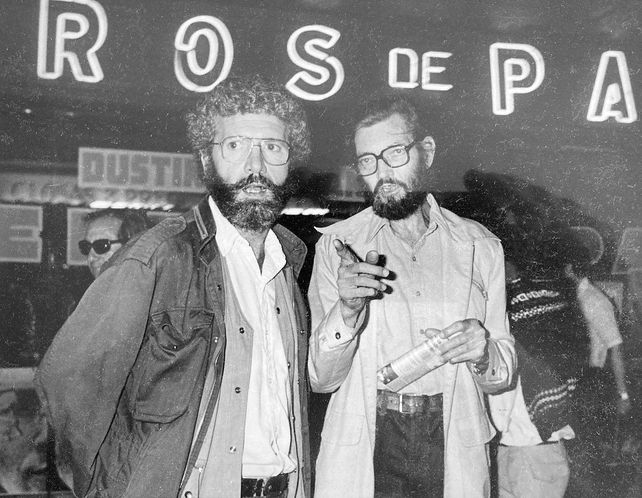Con Julio Cortázar, en el regreso del escritor a días de la asunción de Alfonsín, frente a un cine de la Avenida Corrientes. 