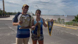 Bastida y Riera con el trofeo y las medallas ganadas en cada una de las nueve etapas de la Regata del Río Negro.