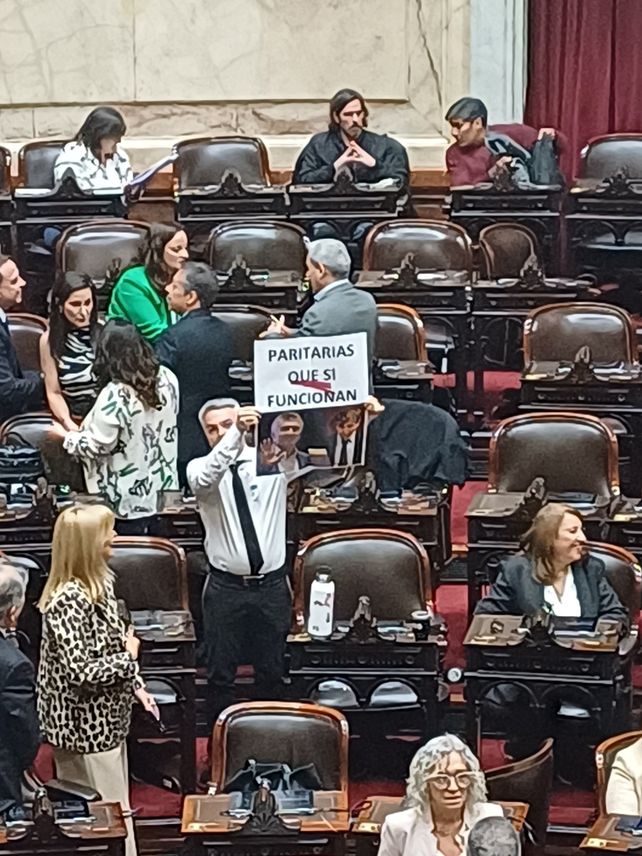 El diputado rosarino del Partido Socialista mostró un cartel en referencia al pacto entre Mauricio Macri y Santiago Caputo