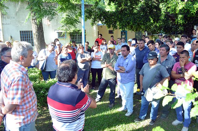 En asamblea. Los trabajadores municipales decidieron suspender la medida de fuerza.