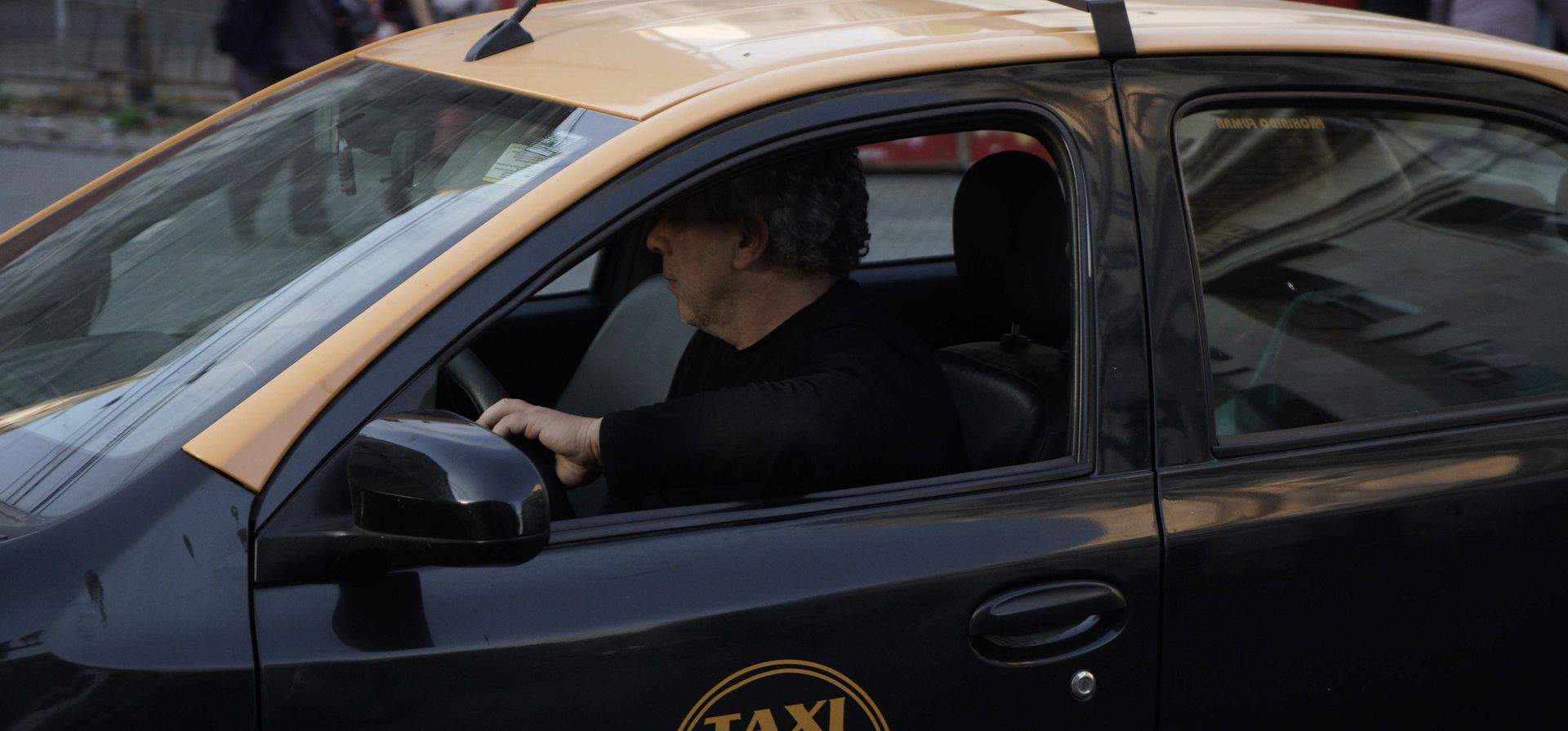Un taxista trabaja medio mes solo para pagar costos fijos