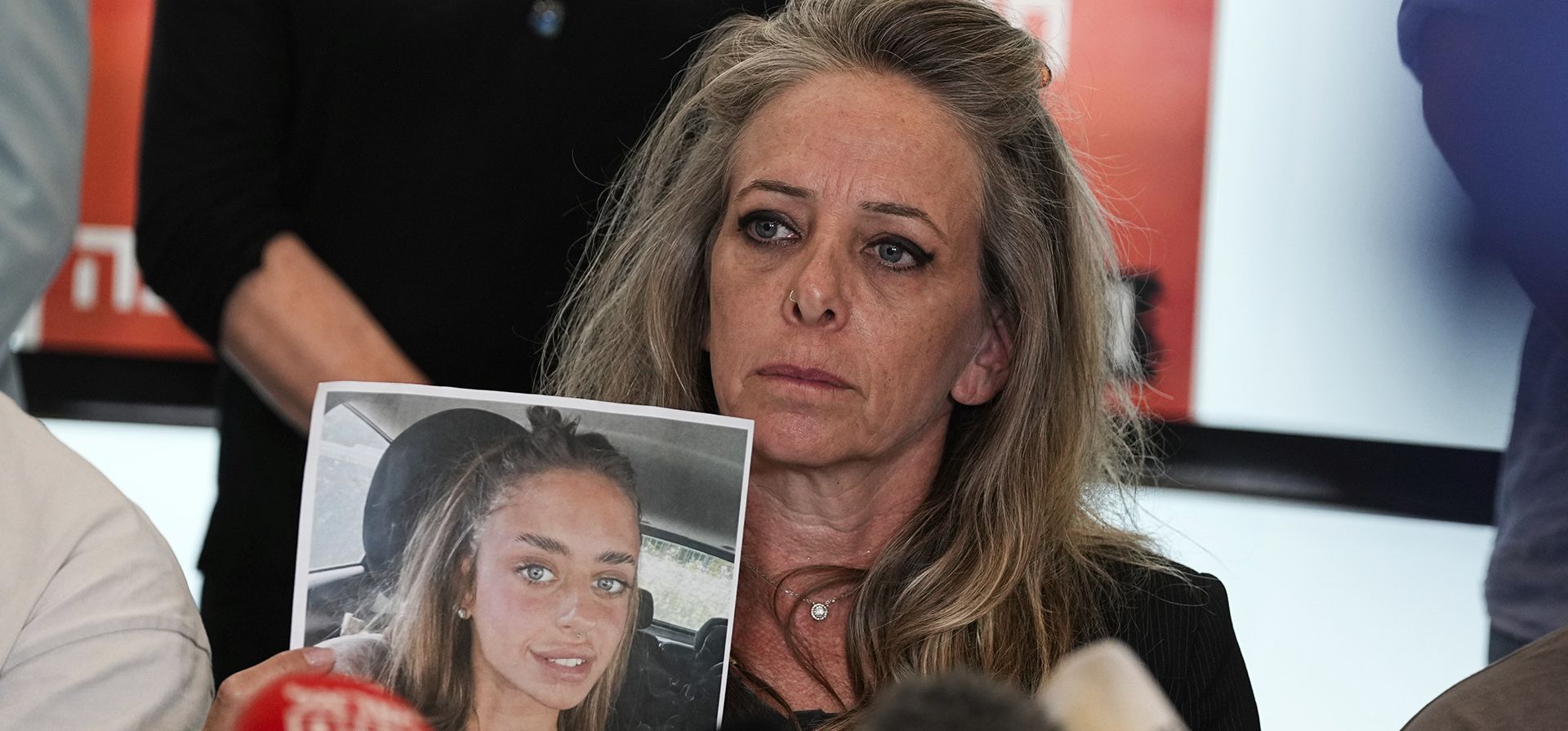Keren Schem, madre de Mia Schem, una joven israelí que fue secuestrada por milicianos palestinos y llevada a la Franja de Gaza, en conferencia de prensa en Tel Aviv el 7 de octubre de 2023. (Foto AP /Ohad Zwigenberg) Keren Schem, madre de Mia Schem, una joven israelí que fue secuestrada por milicianos palestinos y llevada a la Franja de Gaza, en conferencia de prensa en Tel Aviv el 7 de octubre de 2023. (Foto AP /Ohad Zwigenberg)